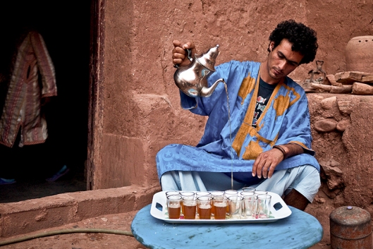 Moroccan_tea_pouring_1